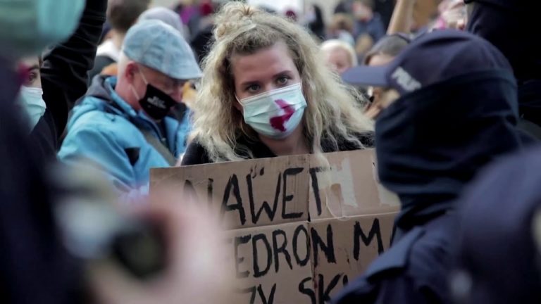 Polonezii au protestat în biserici și pe străzi împotriva interdicției avortului