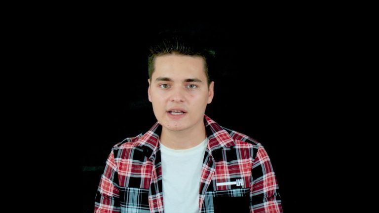 Vloggerul Selly, ironizat de profesori: „Un puştiulică cu ifose şi tupeu“