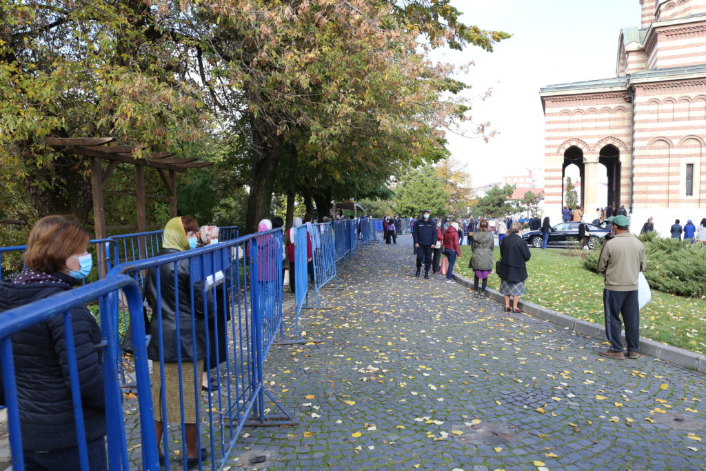 Craiovenii s-au înghesuit la catedrală fără ştirea prefectului (GALERIE FOTO)
