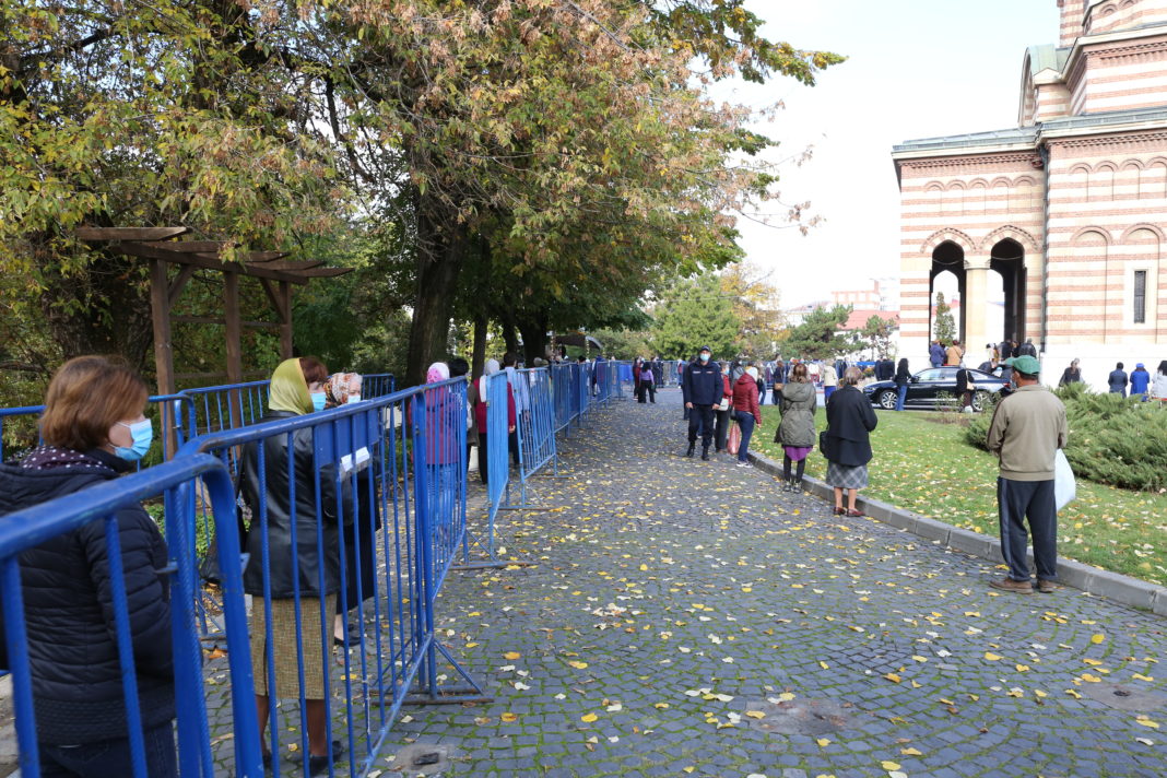 În ciuda restricţiilor, craiovenii s-au dus, ieri, să se roage la Catedrala Mitropolitană „Sfântul Dumitru“. A fost şi zi mare: Sfântul Mare Mucenic Dimitrie, Izvorâtorul de Mir. Forţele de ordine au asigurat respectarea măsurilor de siguranţă.