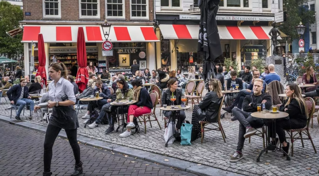 Olanda va închide, de miercuri, toate barurile şi restaurantele
