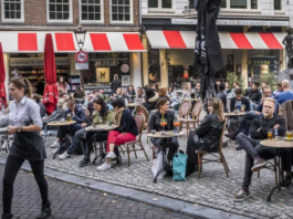 Olanda va închide, de miercuri, toate barurile şi restaurantele