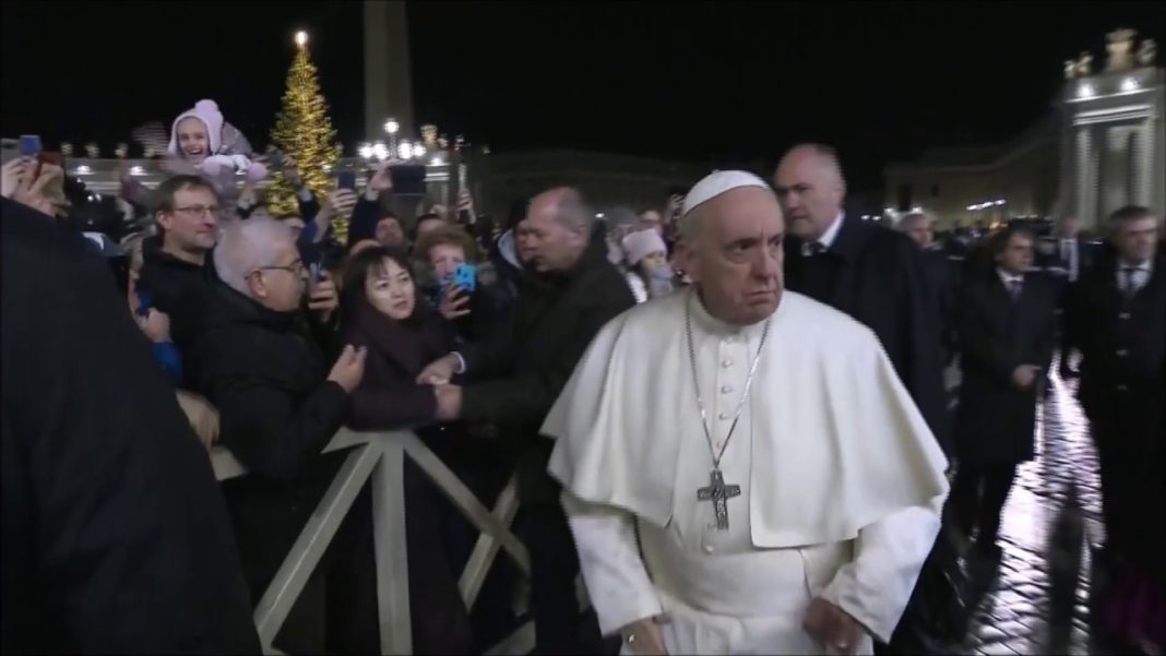 Papa Francisc îşi schimbă obiceiurile şi salută credincioşii de la distanţă