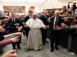 Papa Francisc întrerupe iar audienţele generale în prezenţa credincioşilor