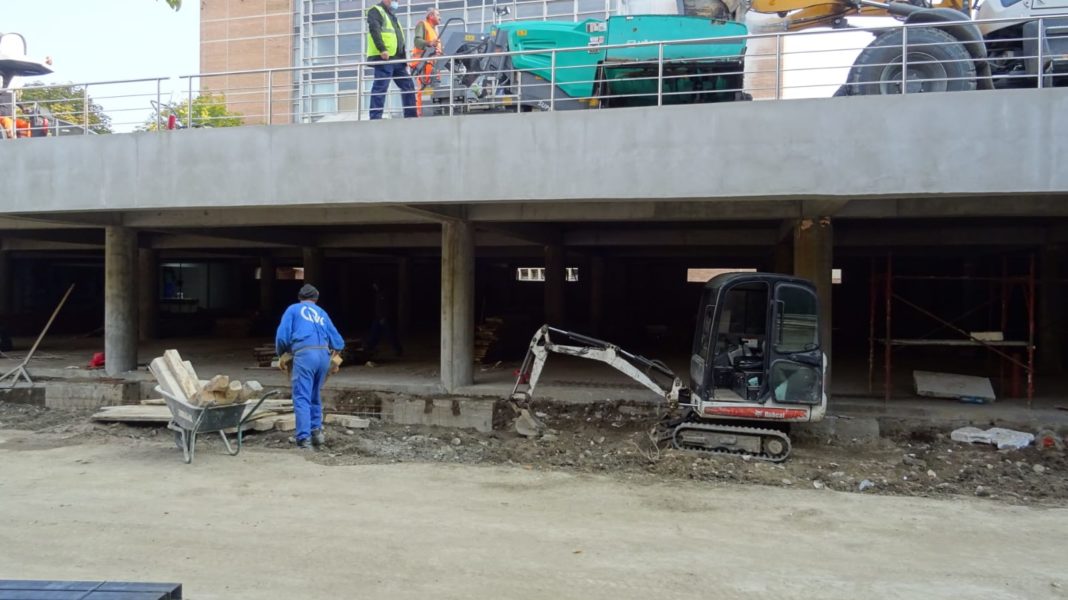 Lucrările la parcarea etajată din faţa Casei Tineretului din Ostroveni au intrat în linie dreaptă, termenul estimat pentru finalizarea investiţiei fiind jumătatea lunii noiembrie