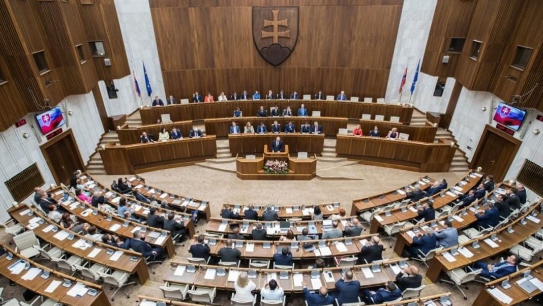Parlamentarii slovaci au fost pedepsiţi după ce au criticat măsurile anti-COVID. Au acces doar la apa de la robinet