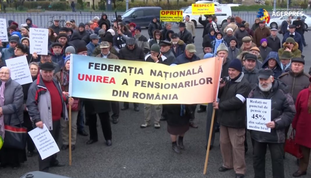 Pensionarii protestează nemulțumiți de decizia Guvernului de a majora pensiile cu un procent mai mic decât hotărârea Parlamentului