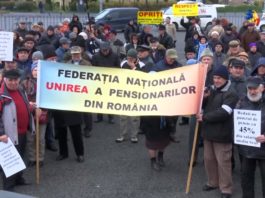 Pensionarii protestează nemulțumiți de decizia Guvernului de a majora pensiile cu un procent mai mic decât hotărârea Parlamentului