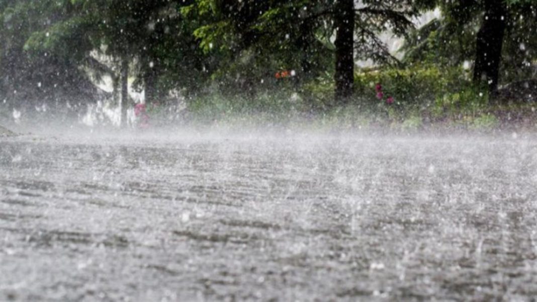 Ploi torențiale în aproape toată țara