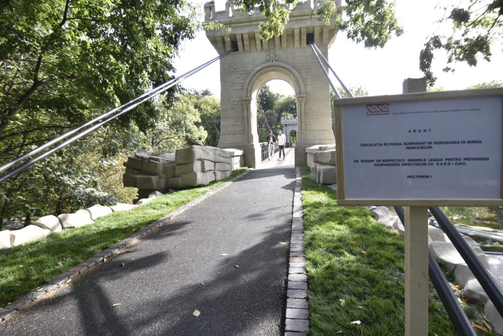 Pe podul suspendat din Parcul „Romanescu“ se poate circula din nou, după mai bine de trei ani