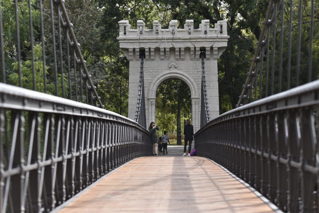 Ministerul Culturii contrazice primăria. Reabilitarea podului suspendat din Parcul „Romanescu“ a fost finalizată la începutul acestei luni, însă lucrările au avut o întârziere de aproape un an