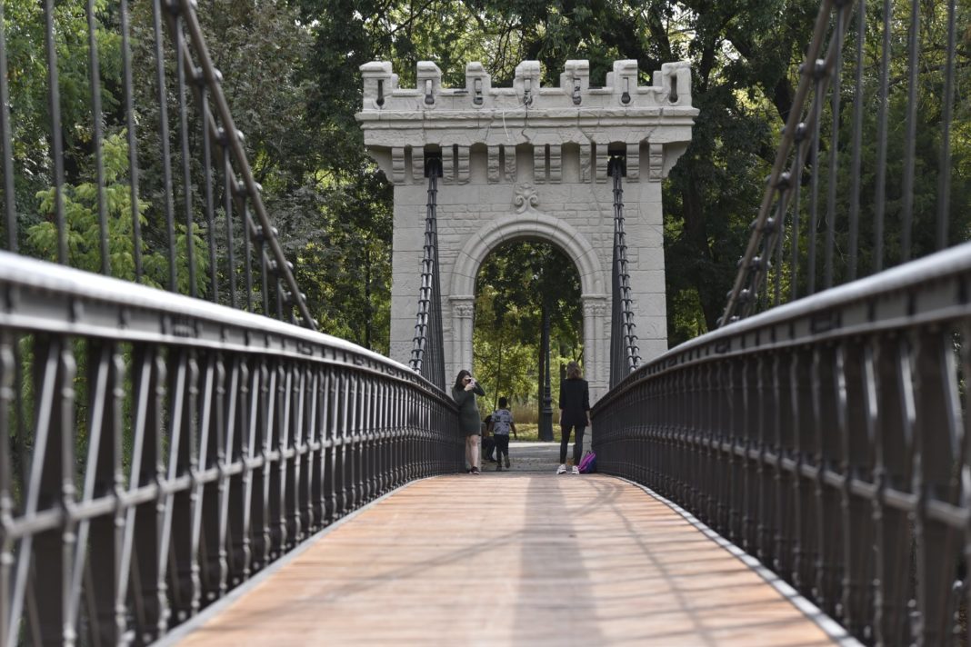 Pe podul suspendat din Parcul „Romanescu“ se poate circula din nou, după mai bine de trei ani