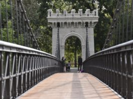 Pe podul suspendat din Parcul „Romanescu“ se poate circula din nou, după mai bine de trei ani