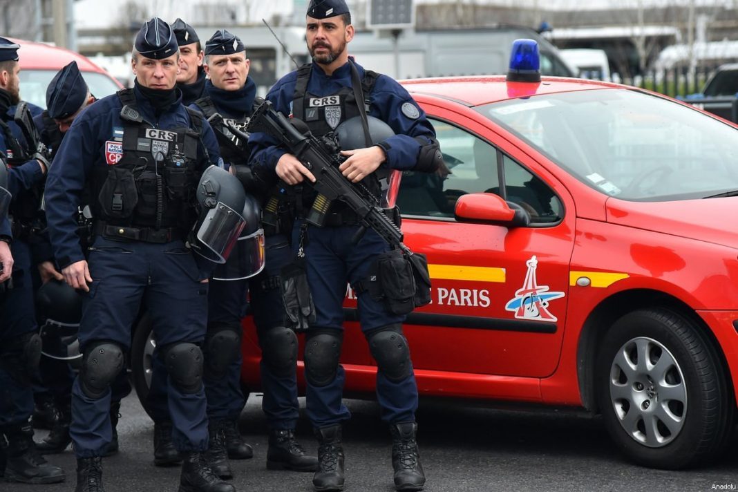 Poliţia pariziană a reţinut un bărbat înarmat cu două cuţite