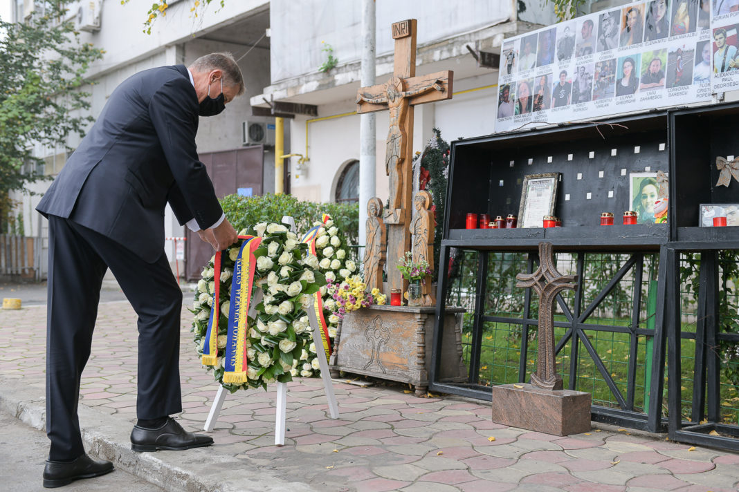 Klaus Iohannis a depus o coroană de flori în memoria victimelor de la Colectiv