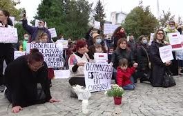 Credincioșii protestează în fața Catedralei Mitropolitane din Iași