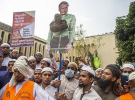 Musulmanii din Bangladesh au demonstrat împotriva Franţei şi a preşedintelui ei
