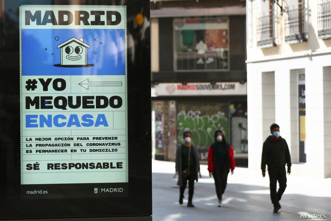 Ad advising people to be responsible and stay home is displayed in central Madrid Noile restricţii, confirmate de justiţie, vor intra în vigoare vineri, la ora 1:00 a.m.