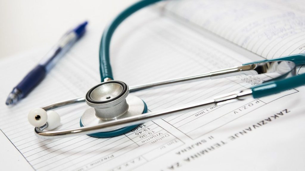 Ordonanţa care nu spune aproape nimic: Bolnavii cu forme uşoare de Covid, monitorizaţi acasă. Nu se ştie cum