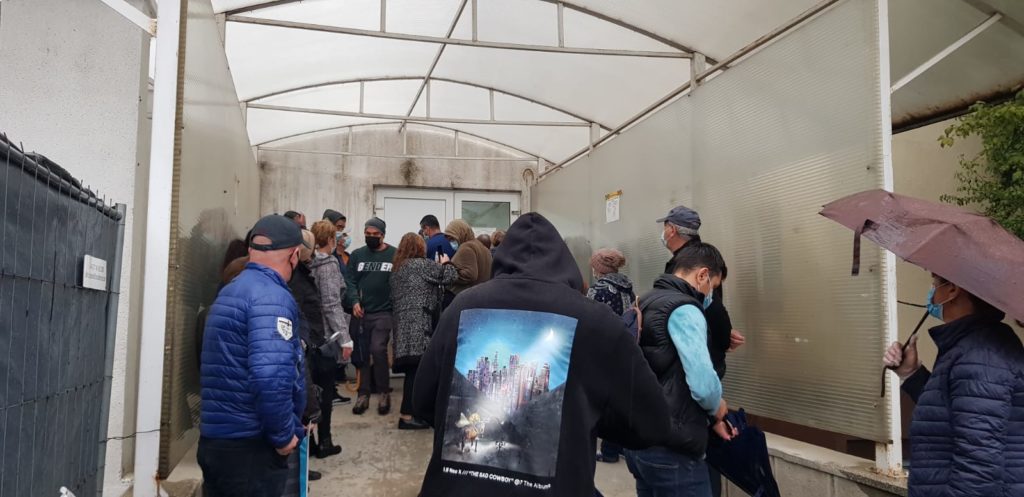 Imagini cu bolnavi care așteaptă în ploaie în curtea Spitalului Județean din Ploiești