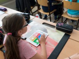 Guvernul alocă încă 50 de milioane de euro pentru tablete școlare