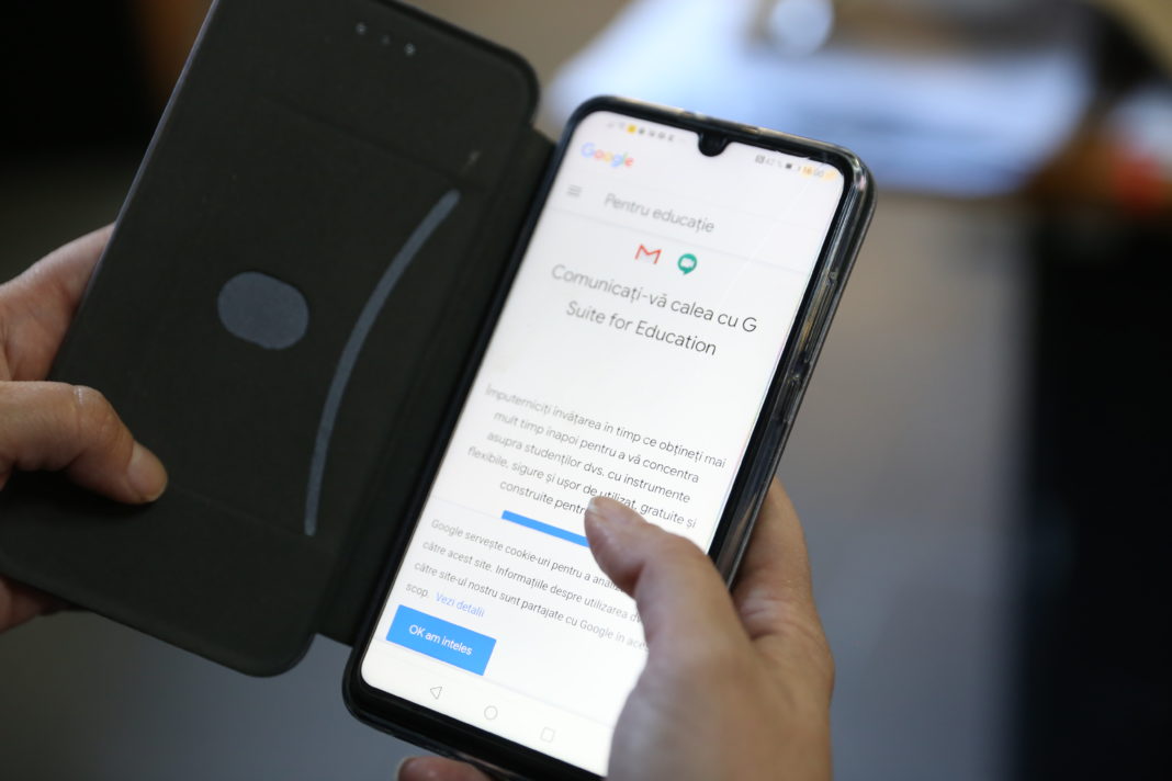 Mulţi elevi participă la lecţia online de pe telefonul mobil