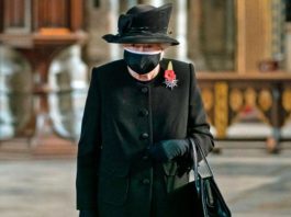 Regina Elizabeth apare pentru prima oară în public purtând mască