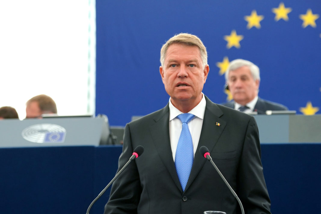 Iohannis retrimite în Parlament legea care permite dublarea alocațiilor pentru copii