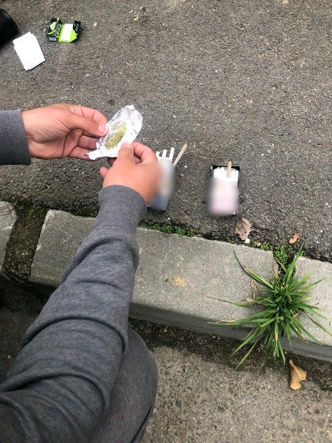 Jandarmii vâlceni au prinși doi tineri care stăteau mai retraşi și au găsit asupra lor țigări artizanale făcute cu substanțe interzise