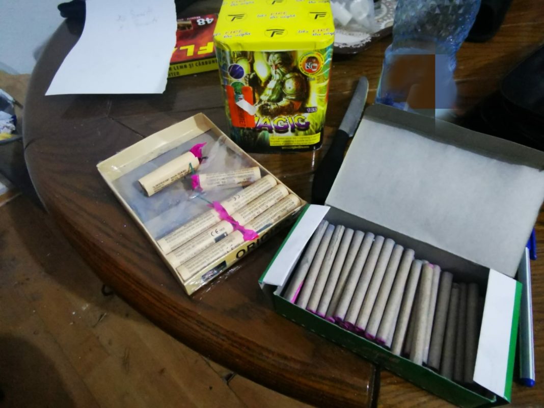 O femeie Târgu Jiu ar fi achiziționat și a expus spre comercializare articole pirotehnice, fără a deține autorizație legală