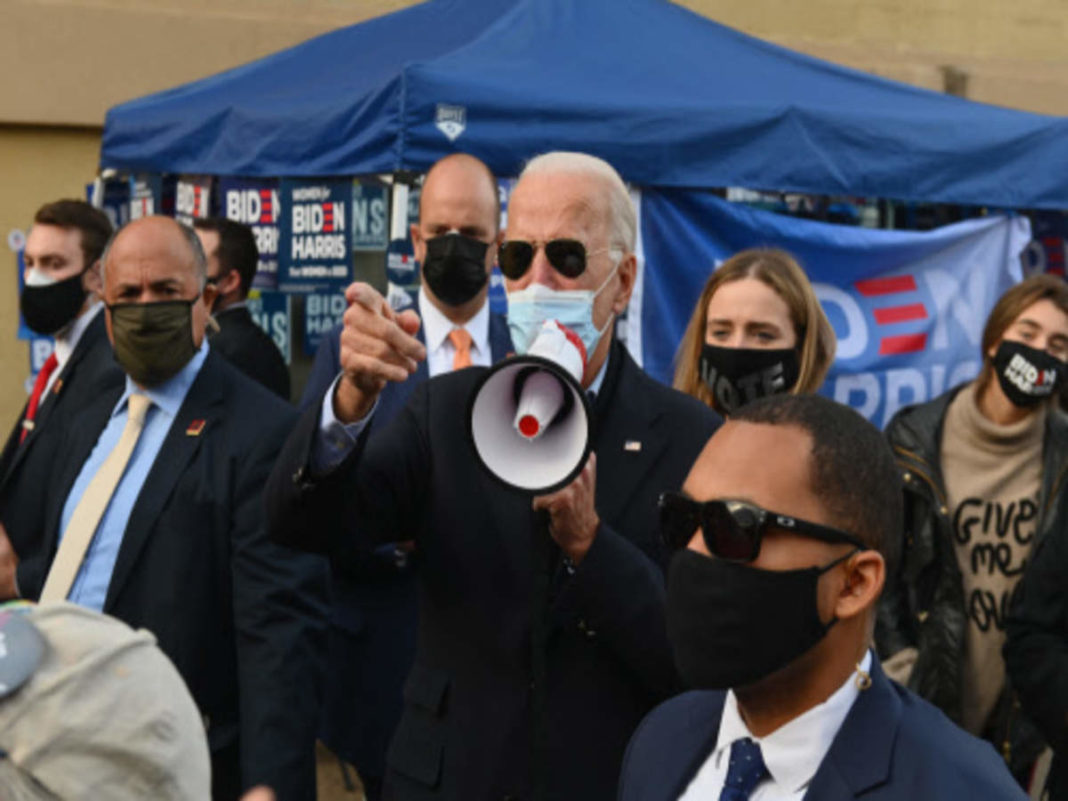 Joe Biden în timp ce vorbea în Philadelphia în ziua alegerilor