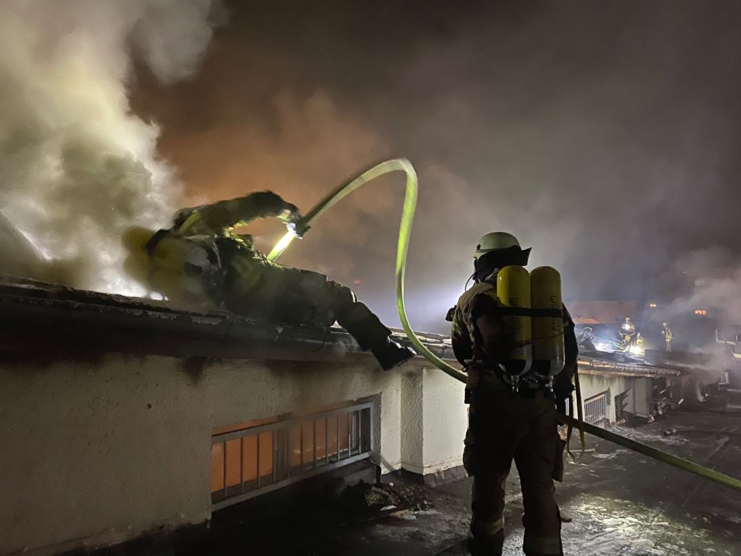 Patru persoane au fost rănite într-un incendiu violent la o stație de metrou din Berlin