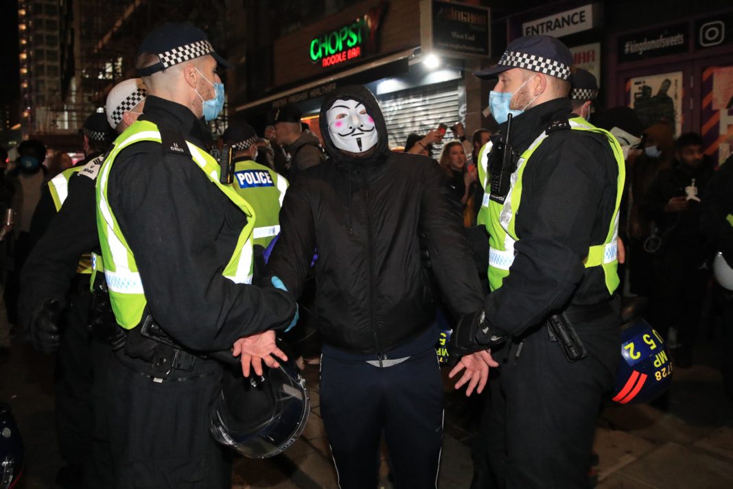 Marea Britanie: Peste 100 de arestări la Londra pentru încălcarea noilor restricţii