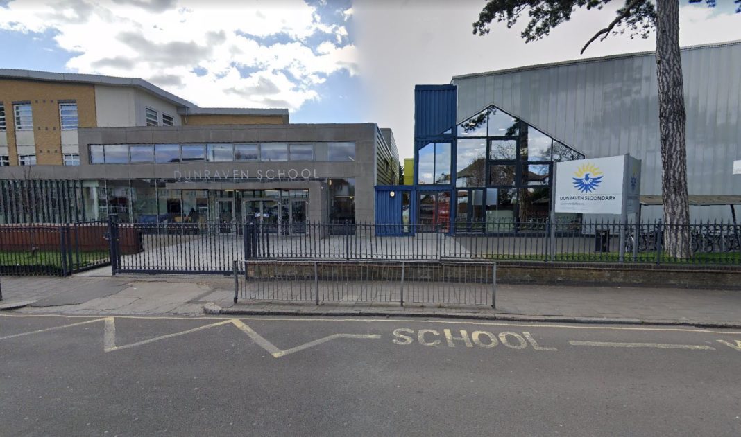 Băiatul de 13 ani a fost găsit cu răni la cap în afara Școlii Dunraven din Streatham, în sudul Londrei