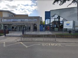 Băiatul de 13 ani a fost găsit cu răni la cap în afara Școlii Dunraven din Streatham, în sudul Londrei