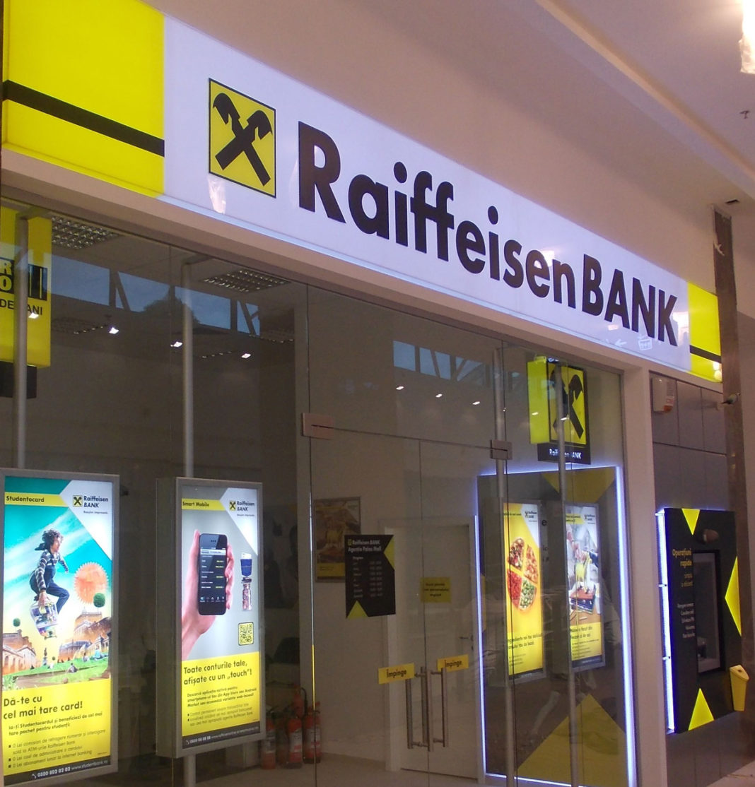 Raiffeisen Bank a anunţat că va închide luna aceasta aproximativ o tremie (129) dintre casieriile sale