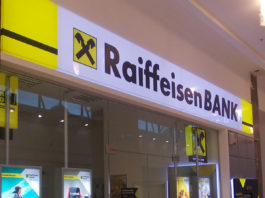 Raiffeisen Bank a anunţat că va închide luna aceasta aproximativ o tremie (129) dintre casieriile sale