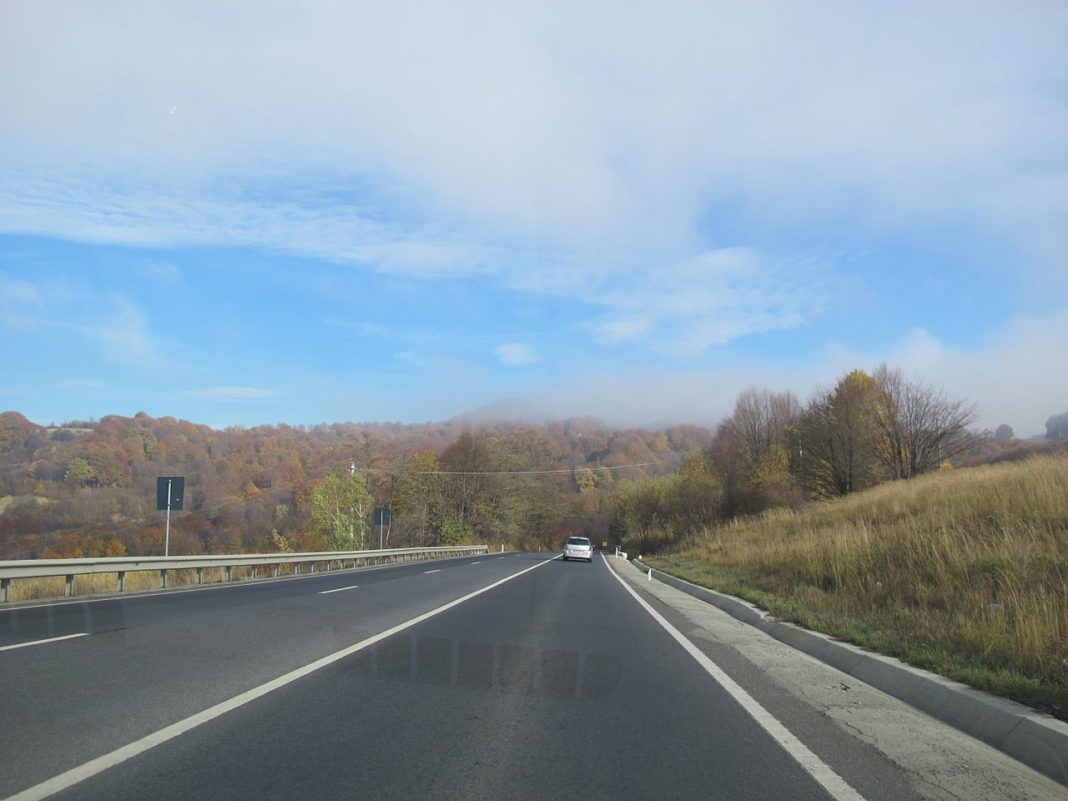 Trafic blocat pe DN1, după ce un camion s-a răsturnat