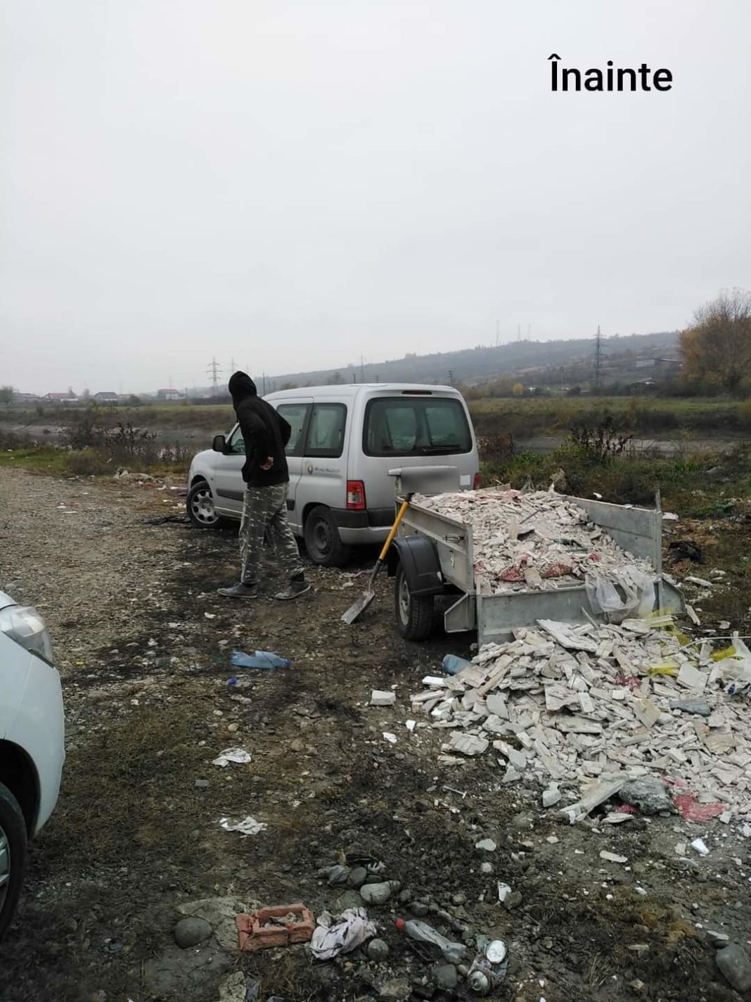 Târgu Jiu: Un bărbat a fost pus de polițiștii să ridice gunoiul de pe câmpul unde îl aruncase