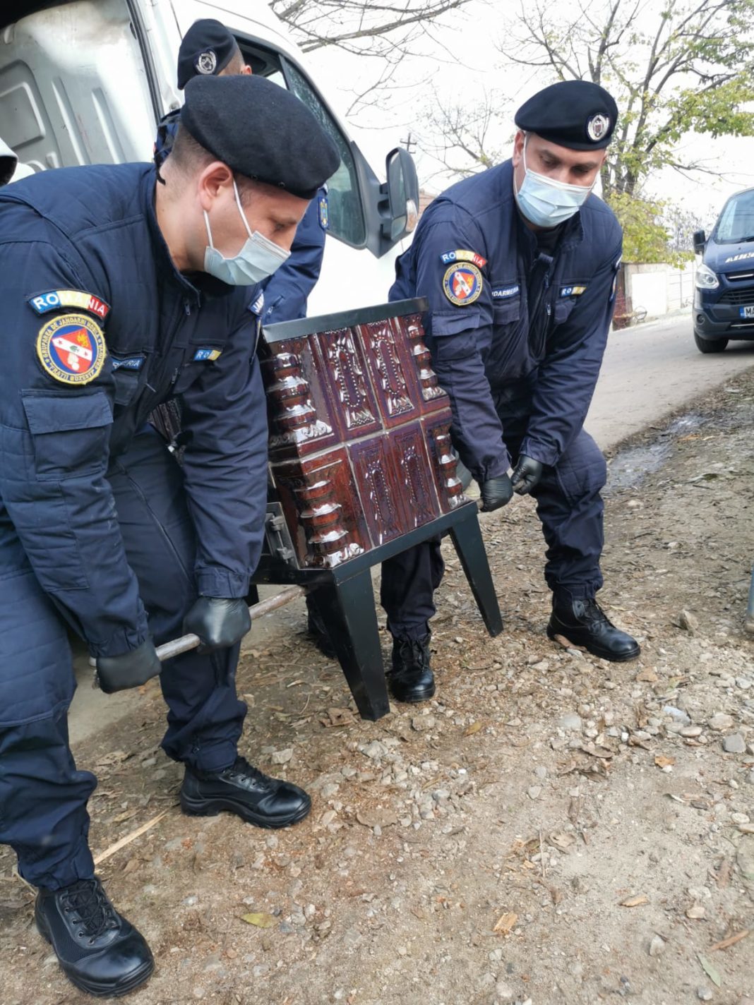 Jandarmii au dăruit o sobă unei femei ce-și crește singură strănepoții