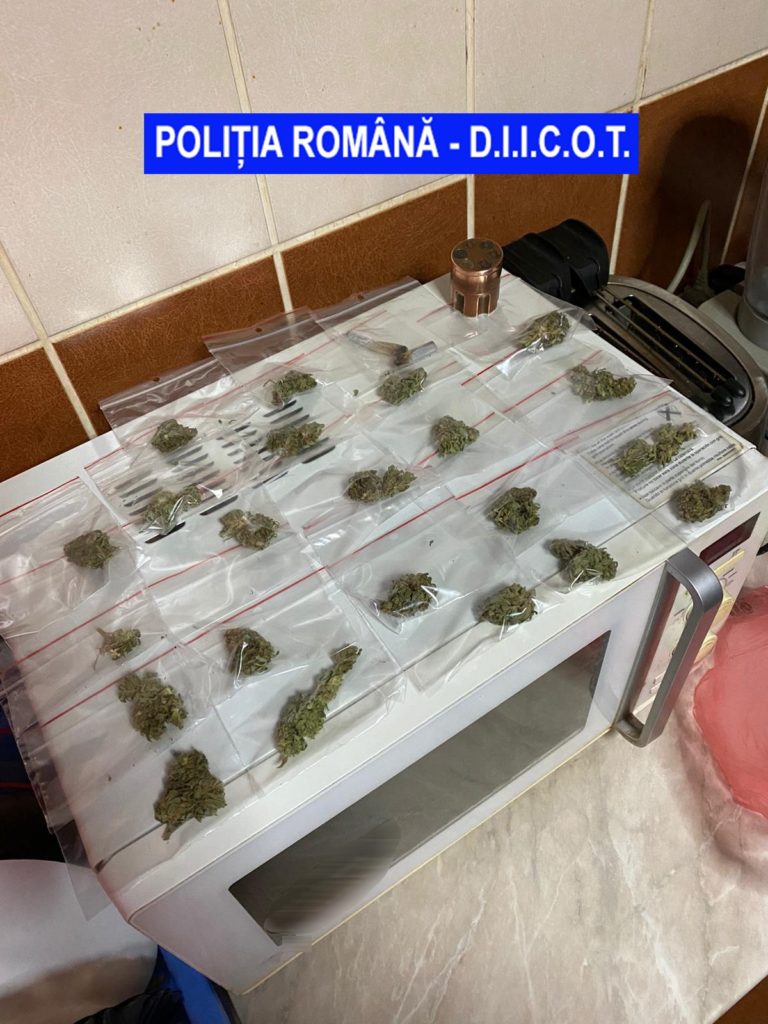 Mehedinți: 12 percheziții la persoane bănuite de trafic de droguri