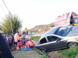 O fetiță, de 11 ani, a murit după ce a fost lovită de o mașină în localitatea gorjeană Plopșoru