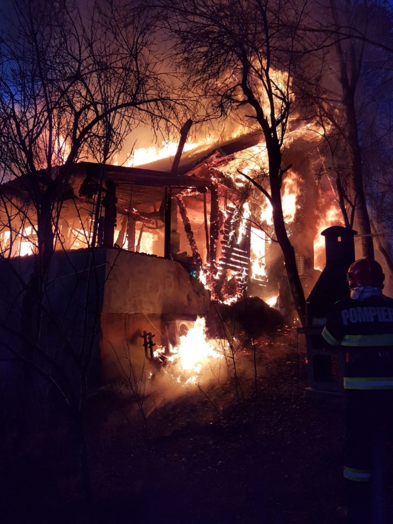 Pompierii doljeni au intervenit la mai multe incendii