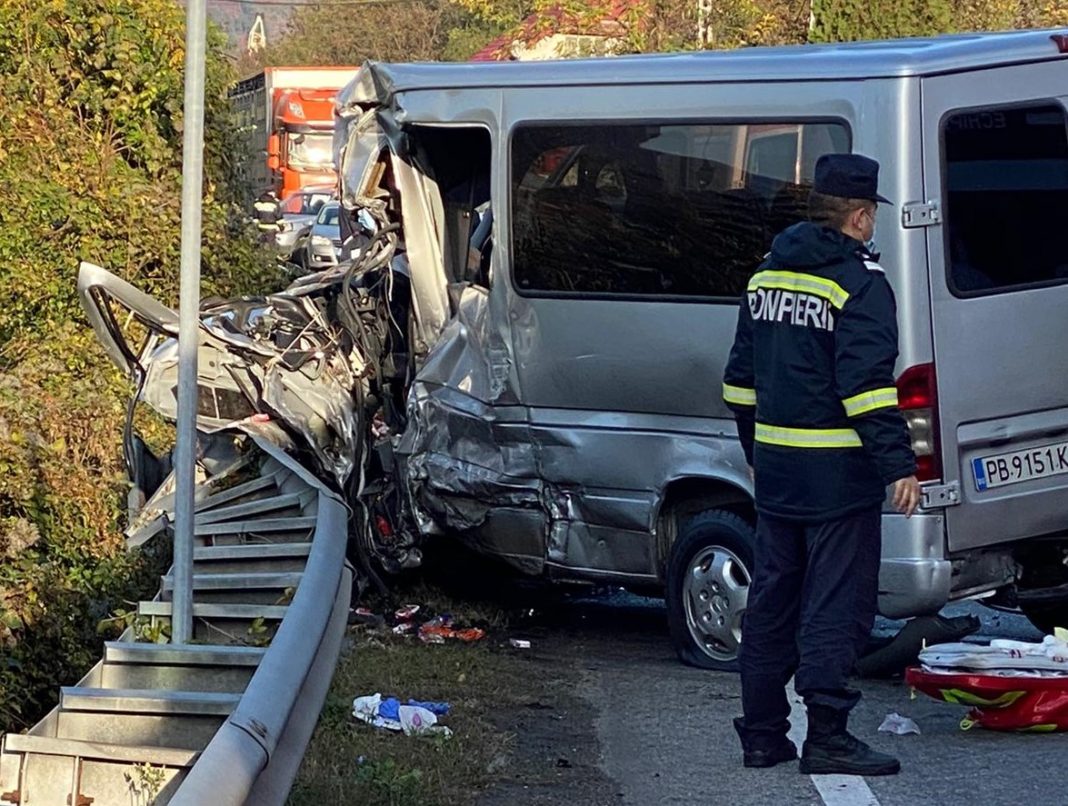 Accident grav la ieșirea din Orșova. Trei persoane au rămas încarcerate. Una a decedat, după efectuarea manevrelor de resuscitare la fața locului.