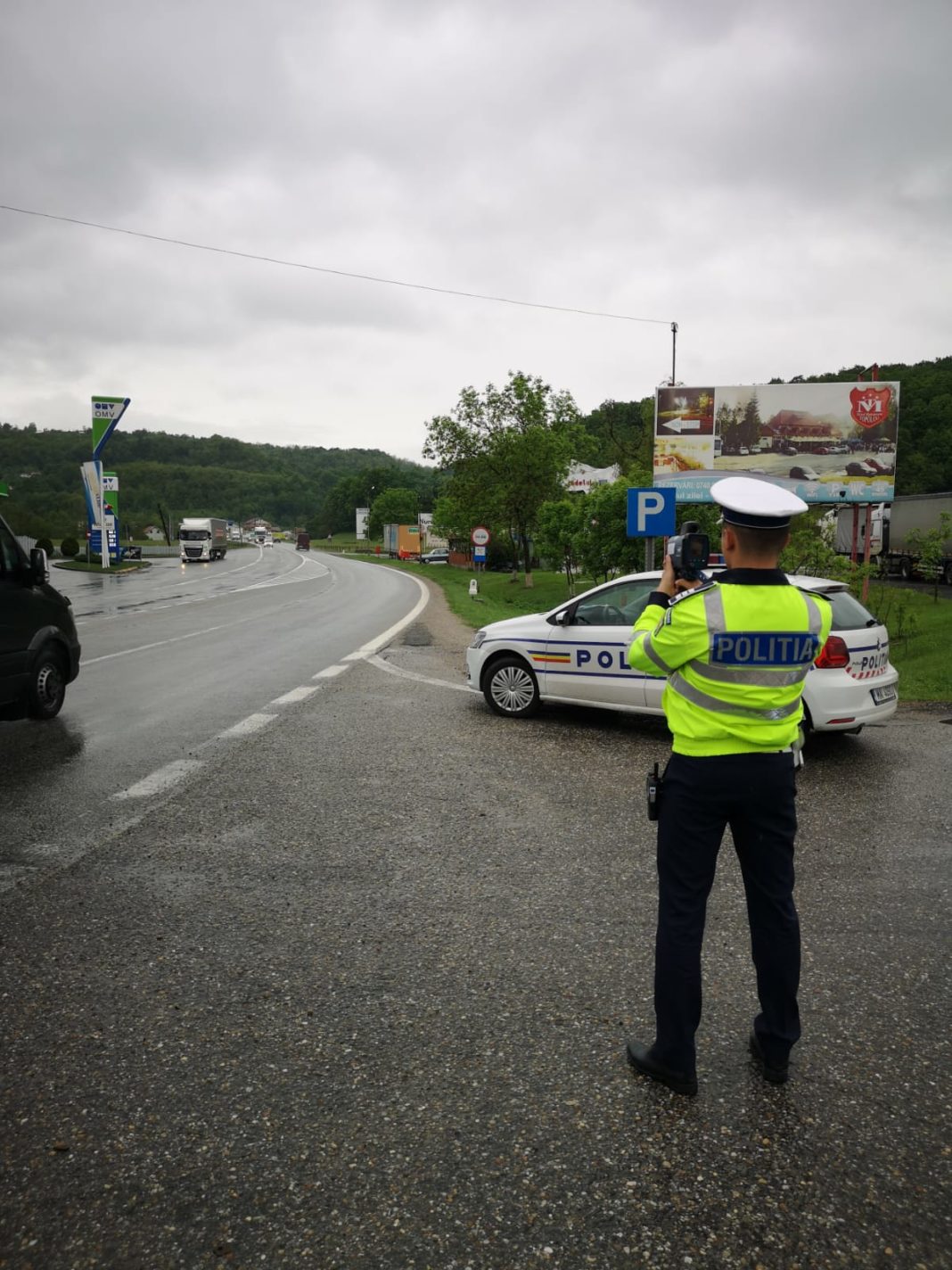 Un șofer prins de radar cu 147km/h s-a ascuns de polițiști într-o biserică
