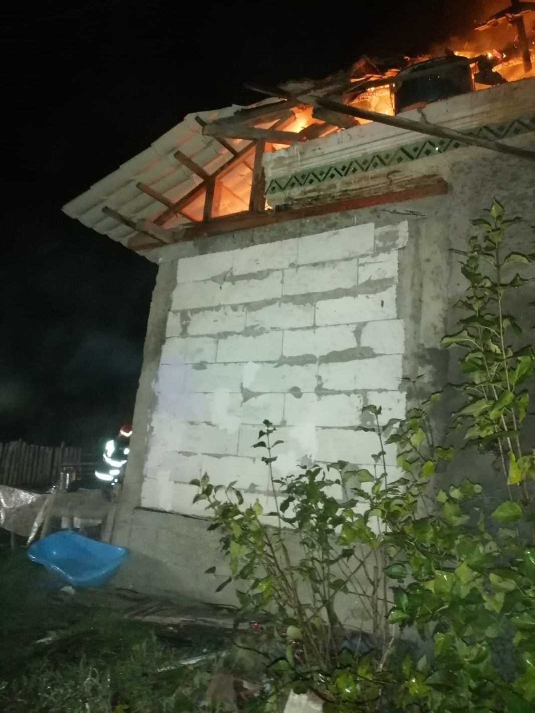 În incendiu a ars acoperişul casei