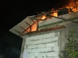 În incendiu a ars acoperişul casei