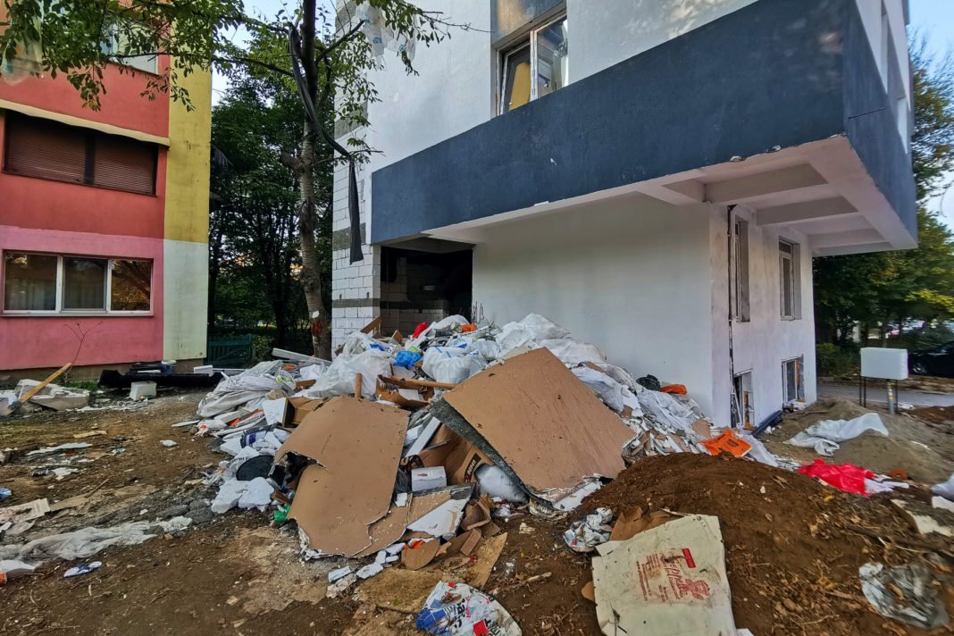Deşeuri aruncate înjurul blocului/sursa foto-Facebook