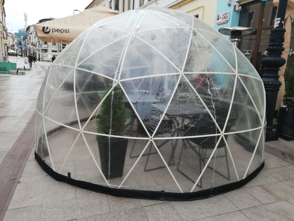 Pentru a putea să țină terasele cât mai mult timp deschise, în sezonul rece, proprietarii de baruri și terase din Craiova au devenit inovativi.