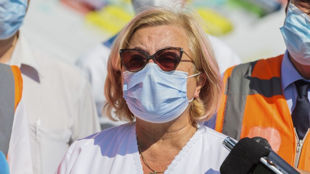 Managerul Spitalului de Boli Infecţioase din Iaşi, dr. Carmen Dorobăţ, a fost condamnată, alături de soţul său, la închisoare cu suspendare
